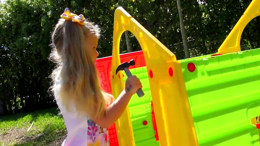 ماجراهای دیانا و روما - بازی کردن دیانا و روما در خانه اسباب بازی